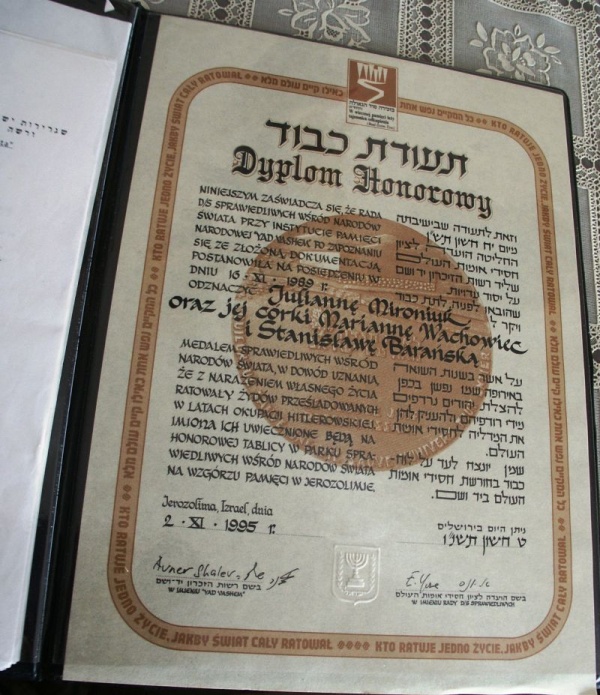 Dyplom Honorowy Instytutu Yad Vashem dla Julianny Mironiuk oraz jej córek