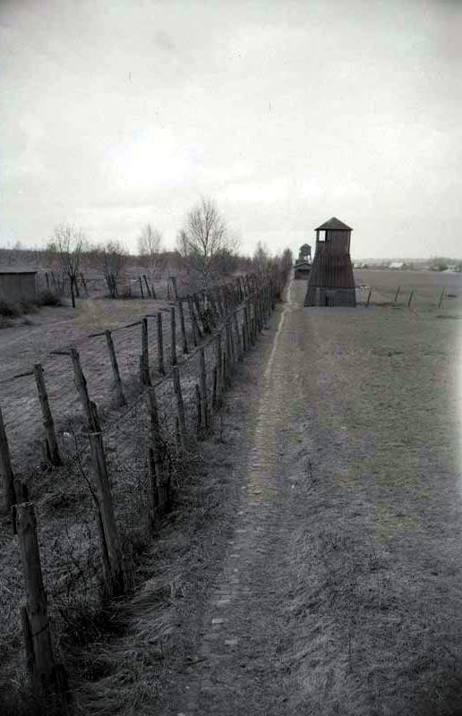 Ogrodzenie wzdłuż pól więźniarskich na terenie byłego obozu koncentracyjnego na Majdanku