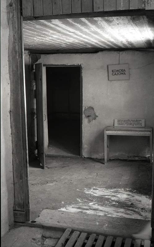 Wejście do komory gazowej na terenie byłego obozu koncentracyjnego na Majdanku