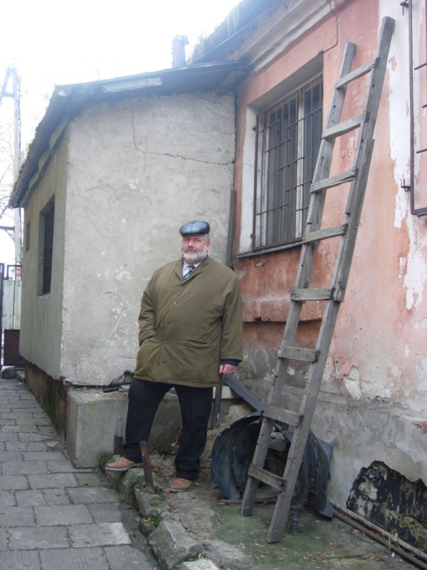 Jan Dąbski przed budynkiem przy ul. Lubelskiej 140 w Chełmie, w którym ukrywano Żydów