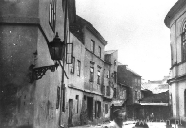 Lublin. Ulica Jateczna z widocznym fragmentem elewacji Synagogi Maharszala