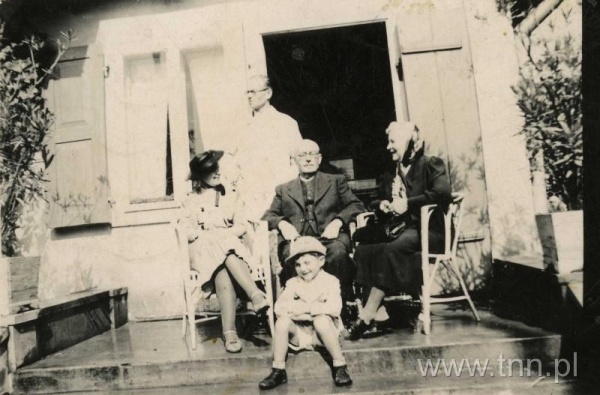 Mirosław Derecki z dziadkami i rodzicami przed domem w Karczmiskach