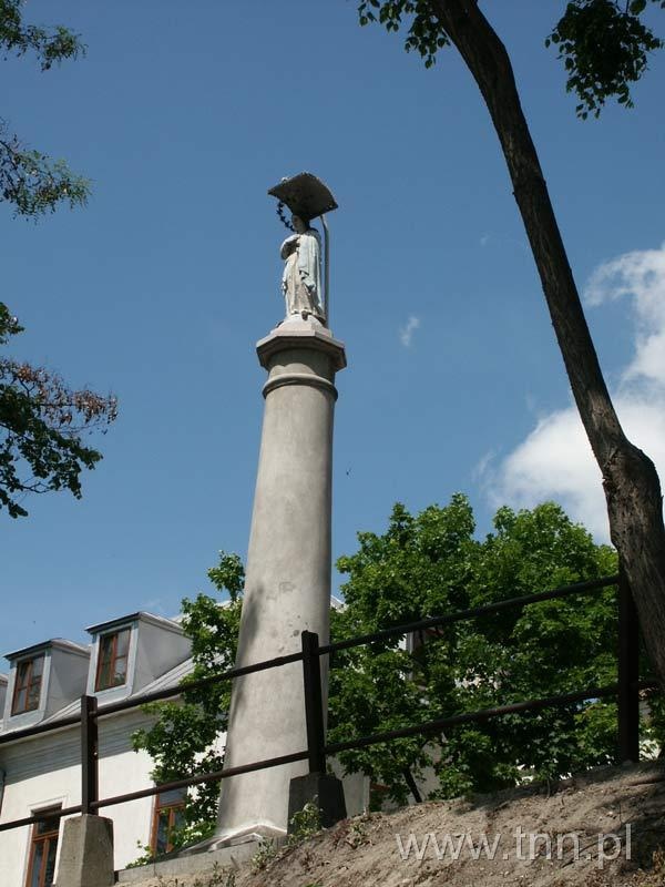 Figura Matki Bożej przy kościele św. Agnieszki na ulicy Kalinowszczyzna w Lublinie