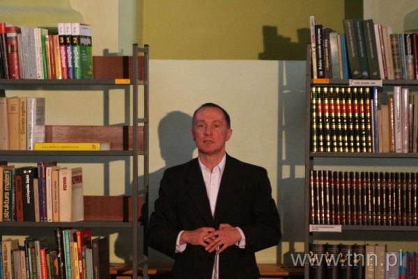 Witold Dąbrowski podczas spektaklu "Tajbełe i demon" w Józefowie Biłgorajskim