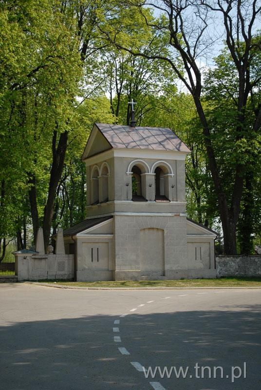 Dzwonnica przy kościele parafialnym w Józefowie Biłgorajskim