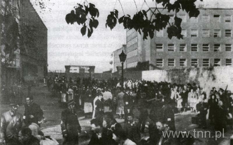 Żydzi na Umschlagplatzu w getcie warszawskim