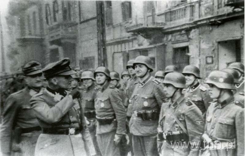 Jürgen Stroop oraz żołnierze niemieccy podczas likwidacji getta w Warszawie