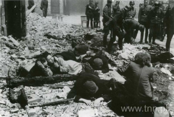 Żydzi ukrywajacy sie w bunkrach odkryci przez Niemców w czasie powstania w getcie warszawskim