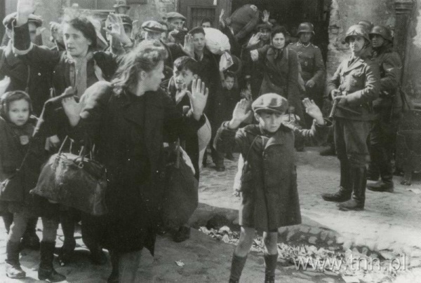 Żydzi wyprowadzeni z bunkra podczas powstania w getcie warszawskim