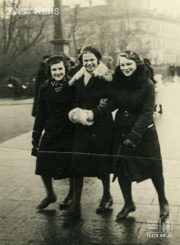 Maria Madej, Julia Hartwig i Anna Kamieńska na Krakowskim Przedmieściu w Lublinie