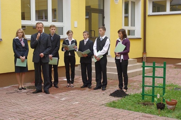 Zasadzenie krzewu winnego na dziedzińcu Zespołu Szkół nr 4 w Lublinie