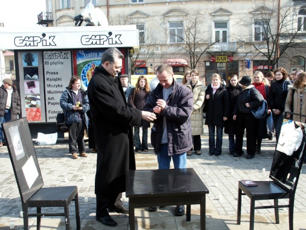 Prezydent Andrzej Pruszkowski i Witold Dąbrowski podczas działania "101 świec" dla Józefa Czechowicza