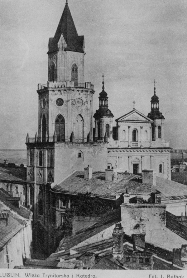 Widok z wieży Bramy Krakowskiej w Lublinie na Wieżę Trynitarską i Katedrę