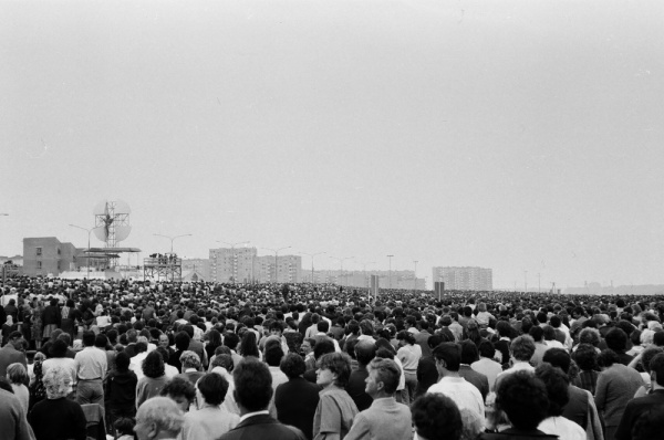 Widok tłumu zgromadzonego na Osiedlu Czuby podczas mszy świętej sprawowanej przez papieża Jana Pawła II