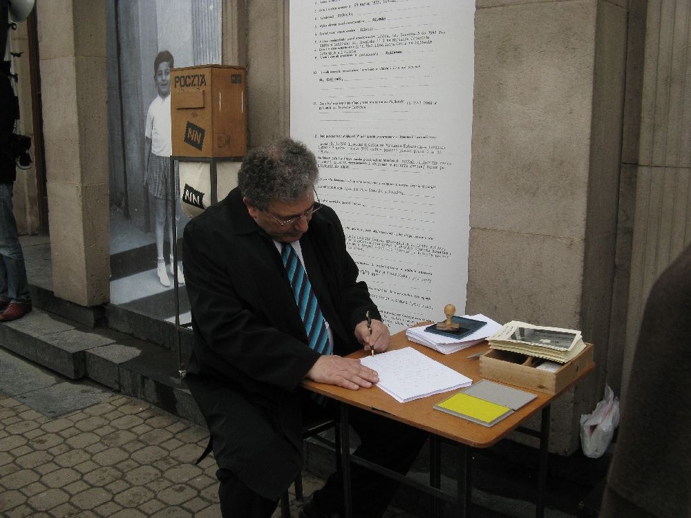 Joseph Dakar pisze list do Henia w 2010 roku.