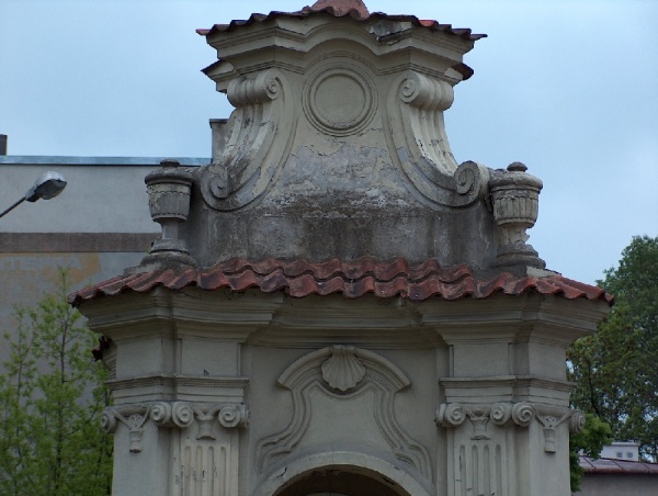 Kapliczka przy ulicy Peowiaków w Lublinie. Detal architektoniczny.