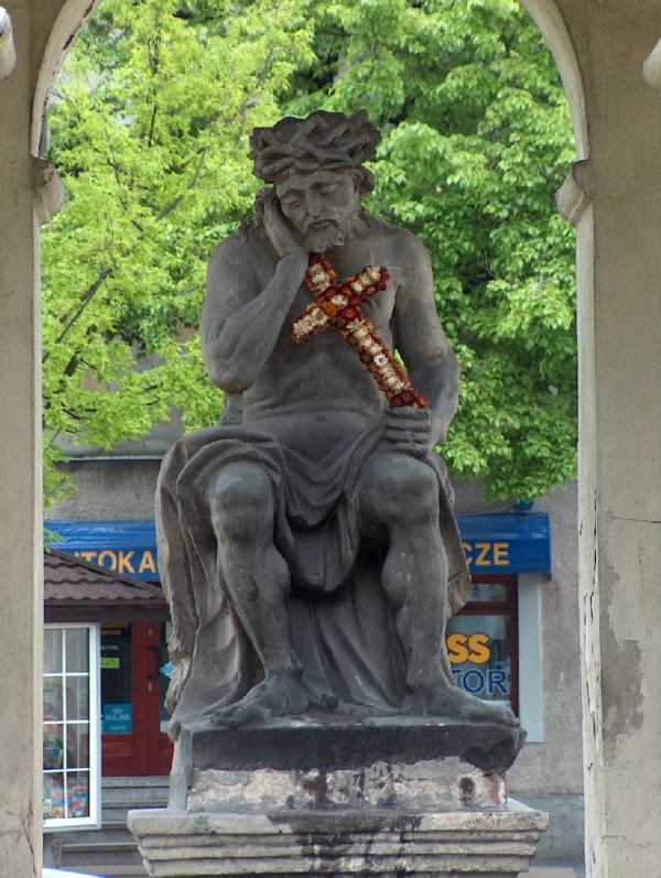 Kapliczka przy ulicy Peowiaków w Lublinie. Rzeźba Chrystusa Frasobliwego.