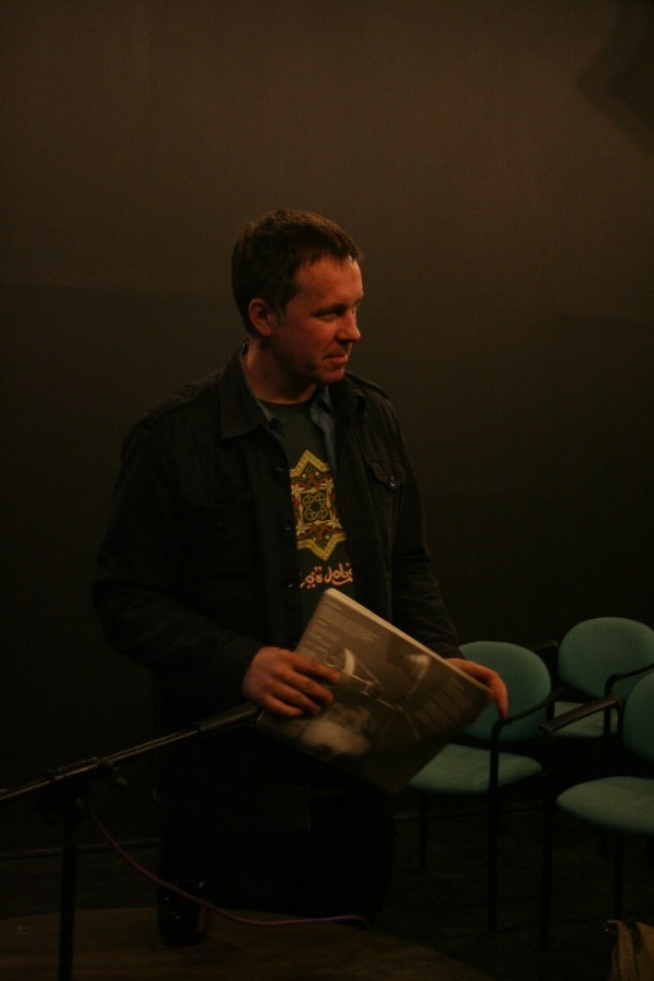 Tomasz Różycki podczas spotkania z cyklu Twarz Poety