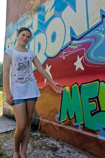 Uczestniczka projektu Natalia Brzezińska pokazuje graffiti