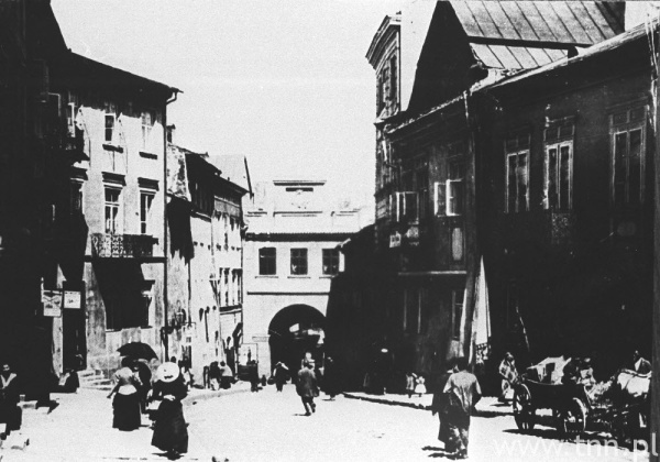 Lublin. Przechodnie na ulicy Grodzkiej na przełomie XIX i XX wieku