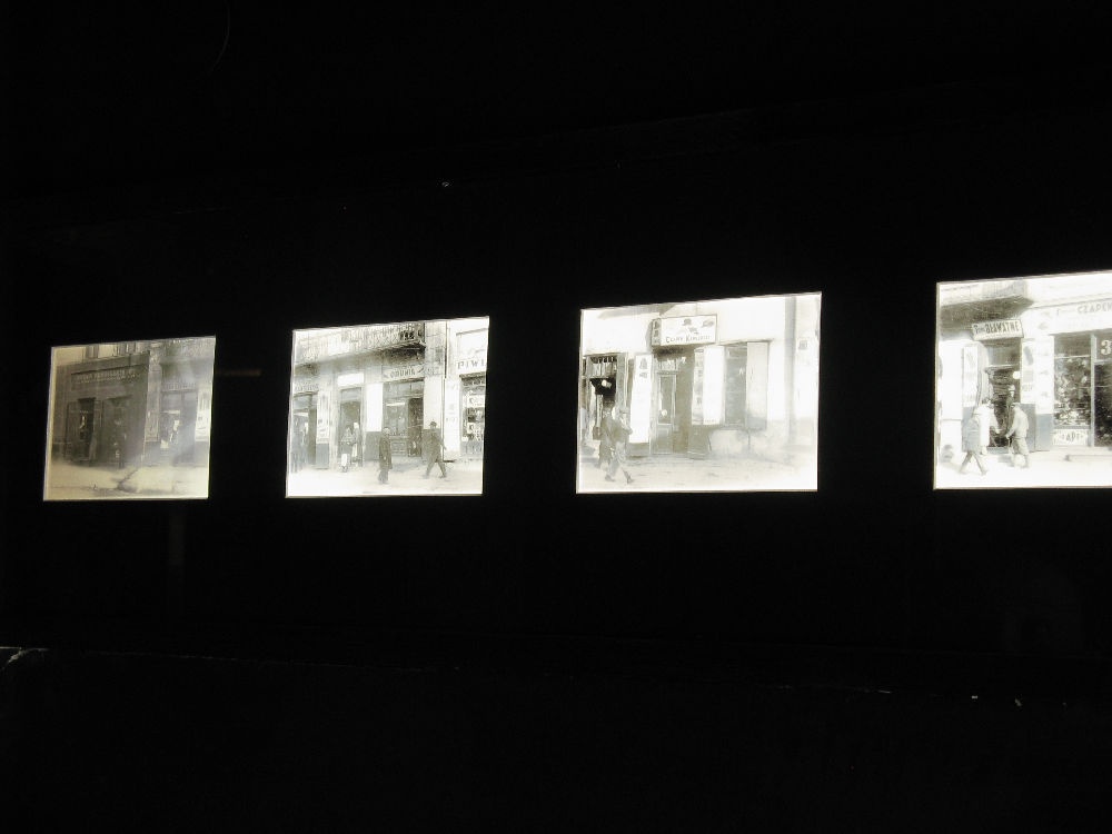 Lightboxy ze zdjęciami przedwojennego Lublina autorstwa Stefana Kiełszni na wystawie "Lublin. Pamięć Miejsca"