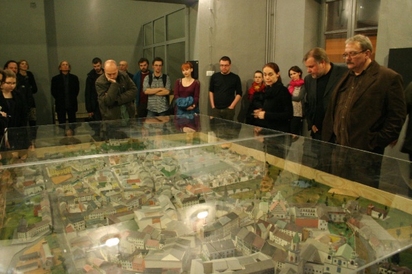 Zwiedzanie wystawy "Lublin. Pamięć Miejsca" podczas otwarcia.