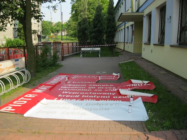 Praca nad muralem Piotra Matywieckiego w VII LO w Lublinie