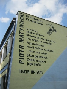 Gotowy mural z wierszem Piotra Matywieckiego - ściana VII LO w Lublinie