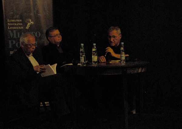 Piotr Matywiecki, ks. Alfred Wierzbicki i Leszek Szaruga na panelu o poezji J.Hartwig