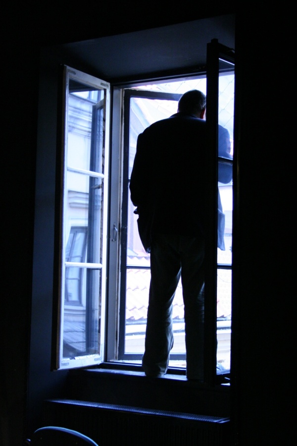 Marcin Świetlicki w oknie Ośrodka "Brama Grodzka- Teatr NN" w czasie promocji swojej książki "Dwanaście"