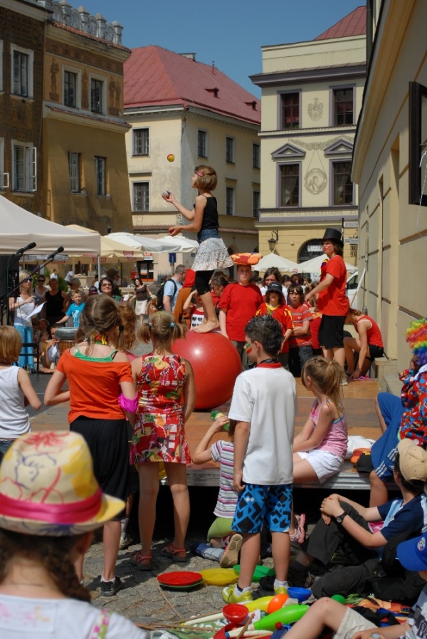 Żonglująca na piłce Inez z "Legendy cyrkowej" na Festiwalu "Zaczarowany Lublin"