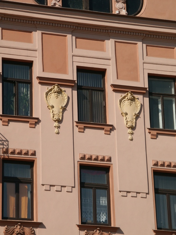 Fragment fasady kamienicy przy ul 3 Maja 8 w Lublinie, ornamenty