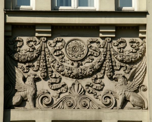 Fragment elewacji budynku przy ul Krakowskie Przedmieście 37 w Lublinie
