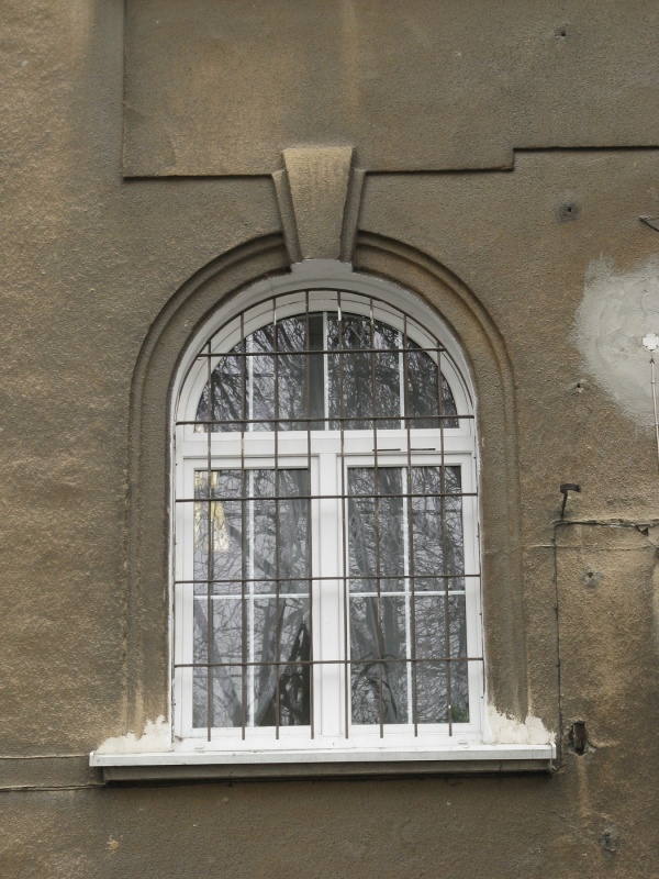 Budynek dawnej Miejskiej Szkoły Powszechnej przy ul. Szkolnej 6 w Lublinie, obramienie okna