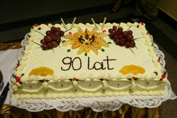 Tort dla Julii Hartwig z okazji 90 urodzin