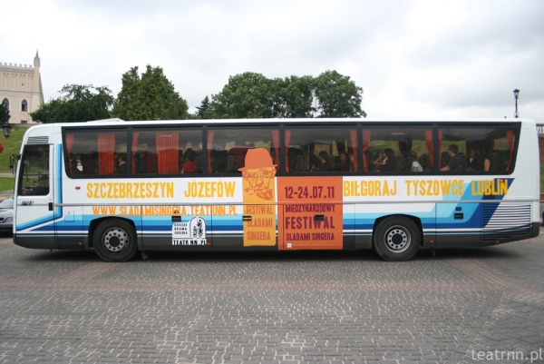 Autobus, którym podróżowali uczestnicy Festiwalu "Śladami Singera" 2011