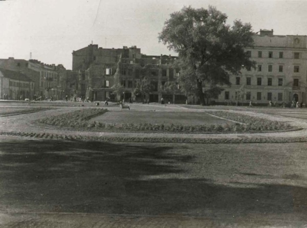 Lublin, widok z Placu Litewskiego na zniszczone budynki na rogu Krakowskiego Przedmieścia i ulicy Kościuszki