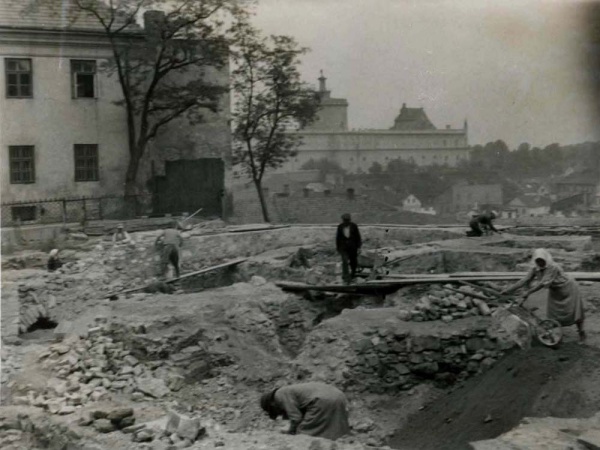 Prace archeologiczne na Placu po Farze w Lublinie. Fotografia