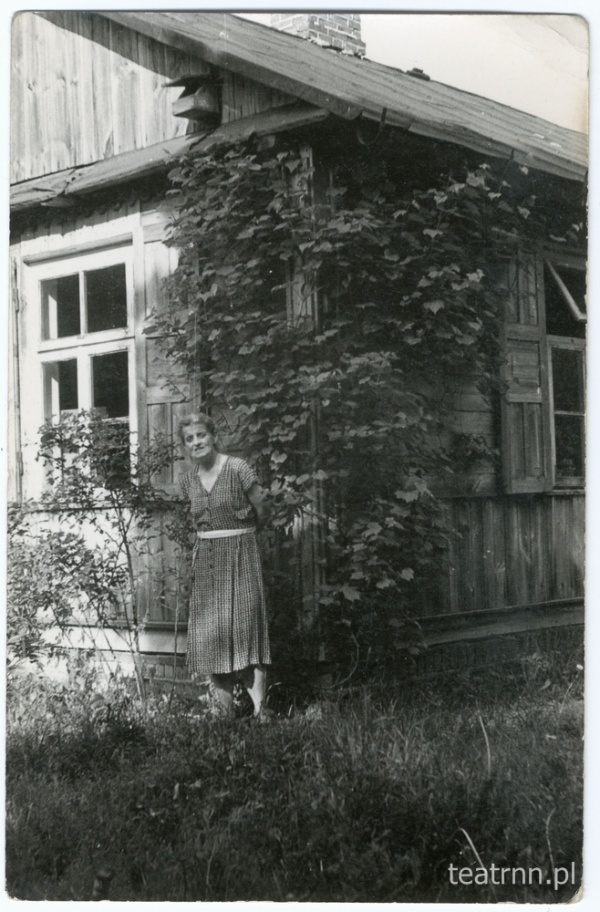 Janina Śliwicka przed domem w Nałęczowie