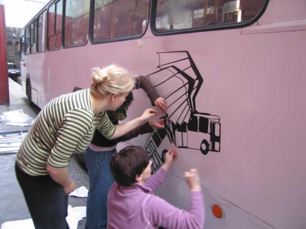 Malowanie trolejbusu poezji