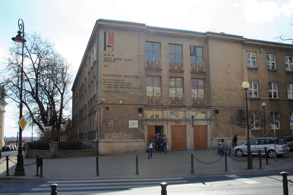 Mural z wierszem Ryszarda Krynickiego na ścianie III LO im. Unii Lubelskiej w Lublinie
