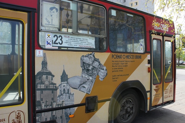 Autobus MPK Lublin oklejony grafikami z Józefem Czechowiczem