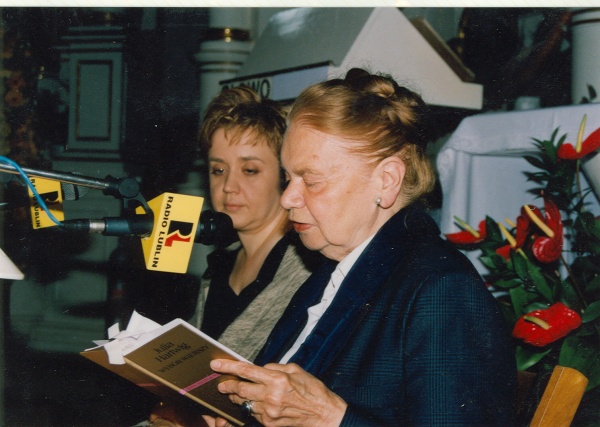 Julia Hartwig czyta wiersze podczas spotkania autorskiego w ramach Festiwalu Sztuki "W kręgu Bramy"