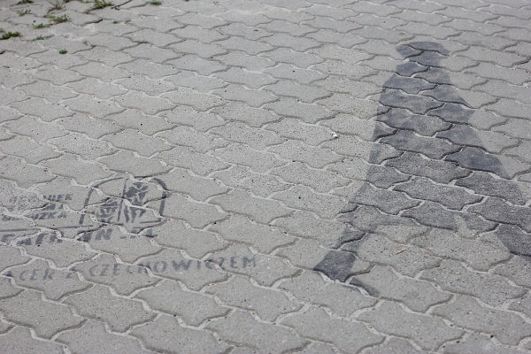 Spacer z Czechowiczem - cień Wędrowca na trotuarze