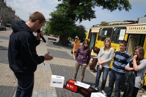 Uczestnicy Miasta Poezji 2012 przy Trolejbusie Poezji