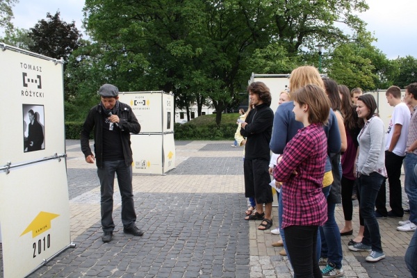 Uczestnicy Festiwalu Miasto Poezji przy zdjęciu Tomasza Różyckiego - laureata nagrody "Kamień" 2010
