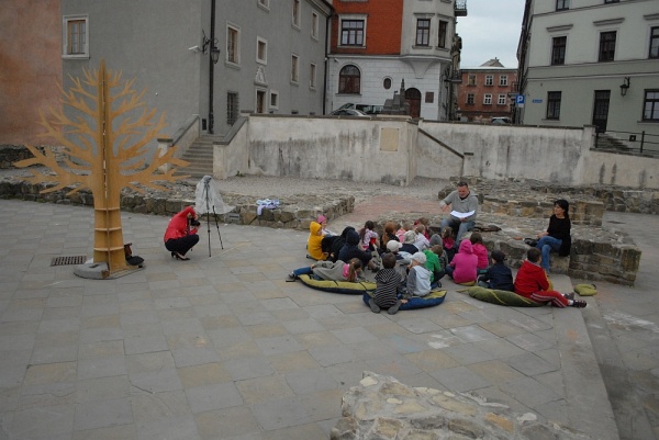 Magiczne Drzewo na Placu po Farze - Dariusz Jeż czyta dzieciom Bajki Zwierzęce