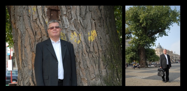 Ks. Alfred Wierzbicki pod lubelskim "Baobabem" na Placu Litewskim