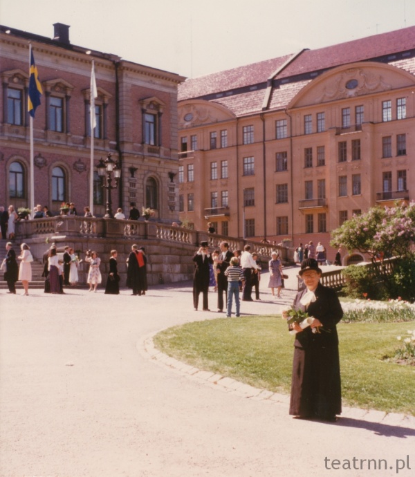Krystyna Modrzewska przed aulą Uniwersytetu Uppsalskiego po promocji doktorskiej