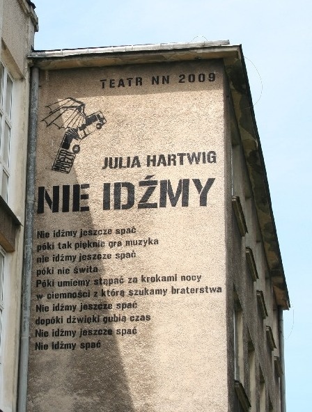 Mural z wierszem Julii Hartwig na ścianie V LO w Lublinie